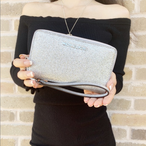 SALE‼️‼️👜Michael Kors silver wallet wristlet - Picture 4 of 6